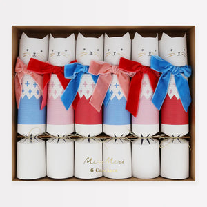 White Christmas crackers with cat face, velvet bow in red, pink and blue