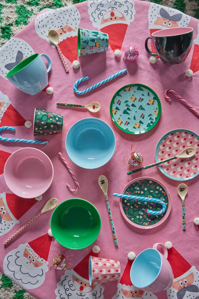 pastel colour dinner table arrangement